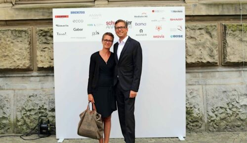 schuhkurier AWARD 2016 – ImpressionenDieser Abend bleibt in Erinnerung. 450 geladene Gäste feierten gemeinsam die „Oscars“ der Branche. Impressionen eines beeindruckenden Abends jetzt online!