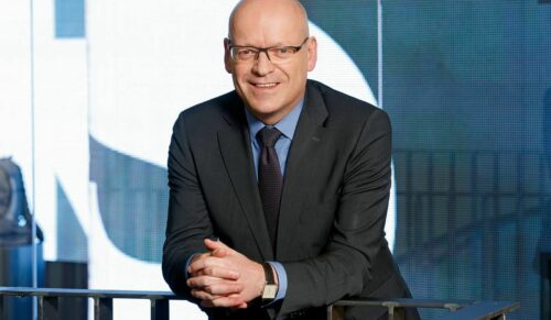 GÜNTER ALTHAUS: Beim Zukunftsforum im November sprach der ANWR-Vorstandsvorsitzende von „neuen Partnerschaften“ und meinte damit auch Kooperationen mit Unternehmen und Organisationen, die vor Jahren noch undenkbar gewesen wären. Es gelte, Kräfte zu bündeln. Althaus ist entschlossen, die ANWR in die Zukunft zu führen und für die gesamte Branche vitalisierende Impulse zu setzen.
