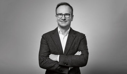 JENS BEINING: Ein klarer Fokus. Und konsequentes Handeln. Diese Tugenden zeichneten Jens Beining in den vergangenen Monaten aus. Der CEO der Wortmann Gruppe gehört nicht zu den ’Lautsprechern‘ der Branche, stattdessen arbeitet er mit seinem Team in Detmold zielstrebig an der Zukunft der Marken Tamaris & Co. Für Jens Beining stehen dabei stets die Kundinnen und ihre veränderten Ansprüche im Mittelpunkt seiner Arbeit.