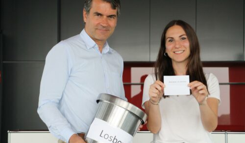 Thomas Schulte-Huermann zieht den Gewinner des Wochenendes in Berlin. (Foto: GMS)