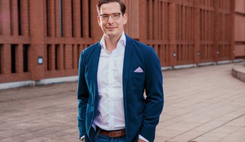 DR. DOMINIK BENNER: „Einfach machen“, könnte die Devise von Dr. Dominik Benner sein. Zwar im Schuhkarton geboren, hat der Unternehmer außerhalb des Schuhbusiness Karriere gemacht. Beim Aufbau seiner Firmen geht er konsequent mit Start-up-Mentalität vor: clever, mutig und „easy“. Und mit Erfolg: Schuhe24 wächst. Inzwischen gibt es Ableger auch in anderen Branchen. Fortsetzung folgt.  