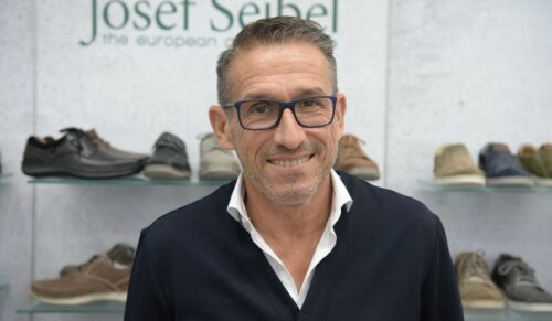 CARL-AUGUST SEIBEL, HDS/L: „Ich erwarte für 2020 leider nicht wirklich den „großen Aufschwung“ in unserer Branche, eher weiter die gleichen Themen und Probleme wie in den letzten Jahren. Der Umbruch und die heftigen Veränderungen werden weiter gehen, Retail ist unter Druck, die Gründe kennen wir alle und sie sind oft diskutiert. Online wächst weiter – es ist halt einfach super easy und bequem. Wie die Menschen es also heute gerne haben. Der Konsum bleibt gut, die Leute geben aber bewusster ihr Geld aus. Also sollten wir alle Schuhe mit Wert und Nutzen produzieren und verkaufen.Nachhaltigkeit wird wichtiger, auch in unserer Branche, geschürt durch unsere großen politischen Projekte wie „Green Deal“, „Europa Klimaneutral 2050“ und die liebe Greta – wie auch immer man dazu steht. Ich wünsche mir viel mehr Realitätssinn und weniger moralische Belehrungen. Ich mag keine Weltuntergangsszenarios. Alles andere steht in den Sternen. Ich bin und bleibe Optimist!“