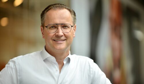 FRITZ TERBUYKEN, ANWR: „Ein neues Jahr weckt immer große Erwartungen und Hoffnungen – besonders der Beginn des 2020er Jahrzehnts. Die Hoffnung auf eine robuste wirtschaftliche Basis unserer Partner, gute Geschäfte für den Schuhfachhandel, innovative und abverkaufsstarke Kollektionen gehören zu den Wünschen für jeden Jahresanfang. „Fridays for future“ hat weltweit für sehr große Aufmerksamkeit gesorgt und eine nachhaltige Klimadebatte angeregt. Das bringt neue Herausforderungen und Chancen für unsere Branche. Da der Fachhandel auch im neuen Jahrzehnt mit sehr großer Wahrscheinlichkeit der führende Distributionskanal für Schuhe bleiben wird, setzen wir auf ein konstruktives Miteinander von Industrie und Fachhandel. Das unglaubliche Tempo im Bereich der digitalen Transformation fordert alle in unserer Branche heraus. Wir stellen fest, dass viele dabei den mittelständigen Fachhandel als wichtigsten Partner aus den Augen verlieren. Die ANWR Schuh wird sich für ein ausgewogenes Miteinander von Industrie und Fachhandel einsetzen.“