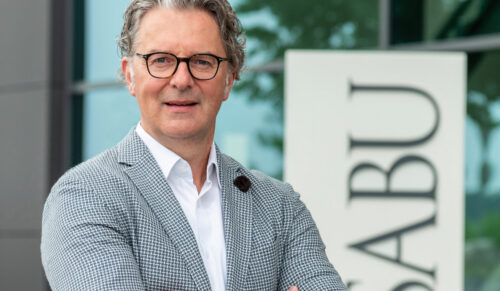 Stephan Krug: Der Lockdown im Frühjahr bescherte dem Handel Umsatzeinbrüche und einen enormen Warendruck. SABU-Geschäftsführer Stephan Krug appellierte im Frühjahr an die Branchen-Teilnehmer, gemeinsam einen neuen Saisonverlauf umzusetzen. Die Abverkaufszeit für Ware der F/S 2020-Saison sollte demnach um mindestens sechs Wochen verlängert und die Auslieferung der H/W-Ware entsprechend später erfolgen. Ziel sei es, Industrie und Handel, Verbände und Messeveranstalter „wieder neu und professionell auf die ’Post Shutdown‘-Zeit aufzustellen“. Das engagierte Vorhaben Krugs stieß auf viel positives Echo. Gleichwohl mahlen die Mühlen der Branche sehr langsam weiter.