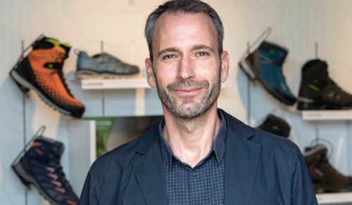 ALEXANDER NICOLAI: Im Höhenflug. Die Nachfrage nach Outdoor-Schuhen lag 2021 auf einem weiterhin hohen Niveau. Ein Ende des Booms ist nicht absehbar. Gute Vorzeichen für Lowa unter Geschäftsführer Alexander Nicolai, der den Schuhhersteller gekonnt auf Kurs hält, unter anderem durch eine verstärkte digitale Präsenz. (Foto: Lowa) 