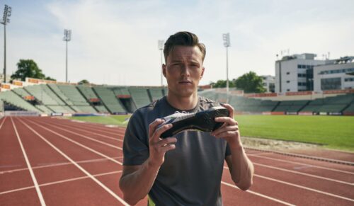 Olympiasieger Karsten Warholm und Evospeed Tokyo Future Faster+. (Foto: Puma)