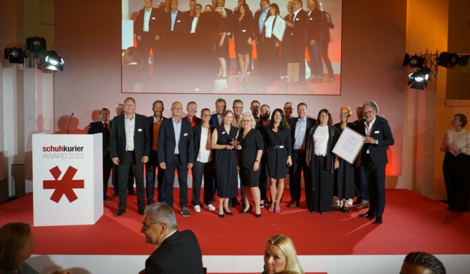 Die „saugeile Mannschaft“ von Ricosta, wie sie Ralph Rieker bei der Verliehung des schuhkurier AWARD 2022 – Hersteller des Jahres auf die Bühne holte. (Foto: Euijae Kim)