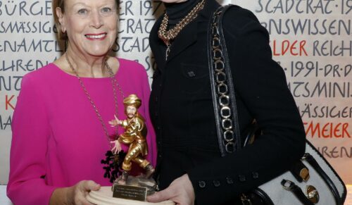Aigner-Eigentümerin Evi Brandl und Vorstand Sibylle Schön. (Foto: Marion Vogel/Rechte LHM)