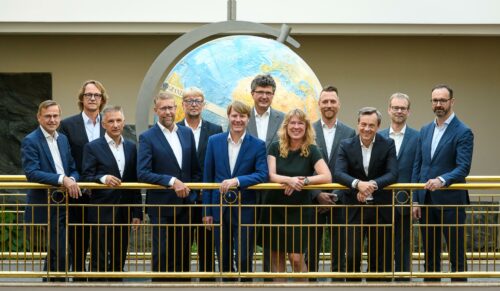 Der neue Aufsichtsrat der ANWR Group (v.l.n.r.): Tom van Geemen, Claude Steinmetz, Klaus Rollmann, Hajo Galipp-Le Hanne, Michael Höppner, Christian Bode, Holger Baierl, Bettina Schipp, Ingo Hänel, Franz Herrlein, Hanno Reutterer, Thomas Tiefenbacher. (Foto: ANWR Group/Lux Fotografen)