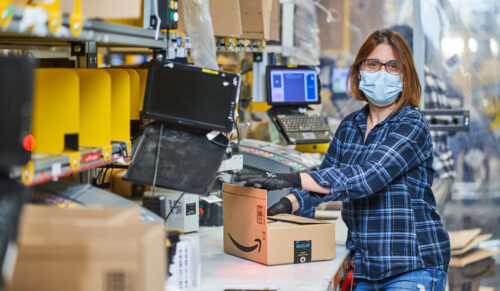 Amazon kündigt Lohnerhöhungen an. (Foto: Amazon /  Patrick Lux) 