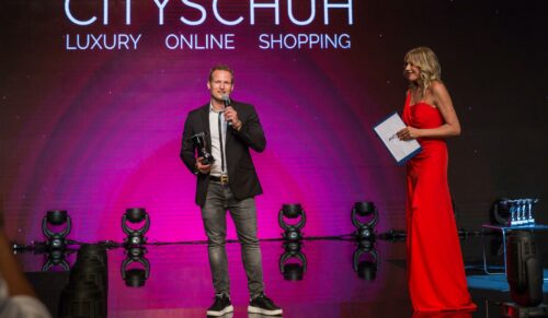 Andreas Klappenberger nimmt den Micam Award für Cityschuh entgegen. (Foto: Micam)