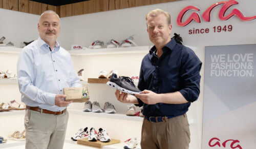 Frank Lüttig, Head of Sales bei Ara, mit Schuhhändler und Premium Partner Patrick Tervooren aus Rheinberg. (Foto: Ara)