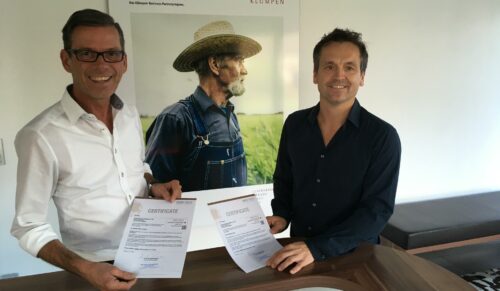 Prokurist Jochen Koch und  Klümpen-Firmeninhaber Markus Cornelissen mit der Zertifizierungsurkunde zum Leather Standard by Oeko-Tex. (Foto: PFI)