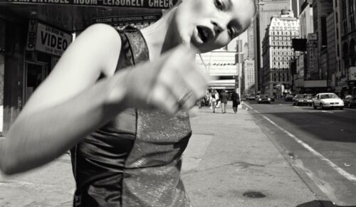 Eine Ausstellung im Getty Museum zeigt die Ikonen der Modefotografie (Foto: Glen LuchfordKate Moss, Times Square, New York, negative, 1994; print, 2017 Gelatin silver printThe J. Paul Getty Museum, Los Angeles, Gift of Glen and Tanya Luchford© Glen Luchford)