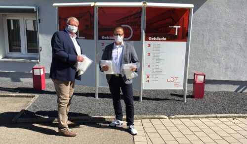 BTE Hauptgeschäftsführer Rolf Pangels überreicht LDT Nagold-Geschäftsführer Rüdiger Jung symbolisch Schutzmasken aus Stoff. (Foto: LDT Nagold)