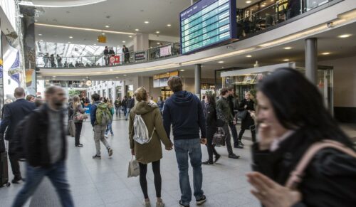 Reisende im Hauptbahnhof von Nürnberg. (Foto: Deutsche Bahn)