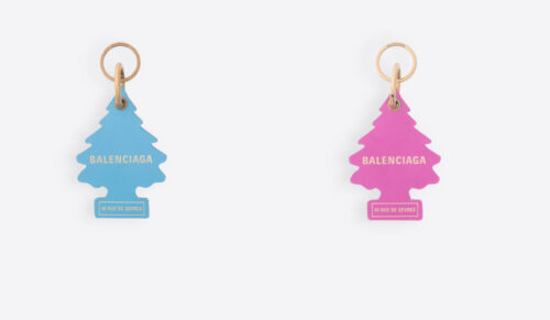 Dieser Schlüsselanhänger in Form eines Duftbäumchens sorgt für einen neuen Rechtsstreit gegen Balenciaga. (Foto: Balenciaga)