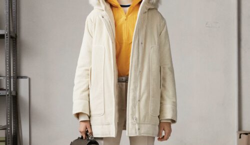 Hoodies werden zu femininen Pieces getragen. Der Herbst spielt mit Gegensätzen. (Foto: Bally)