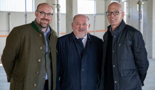 Siegfried Deinege, Oberbürgermeister Görlitz (Mitte), freut sich zusammen mit Sean Harris Chief Administration Officer der Birkenstock Group, und Hilmar Knoll, Birkenstock Werksleiter Görlitz, über die deutlichen Investitionen des Big-Players in die Region. (Foto: Birkenstock)