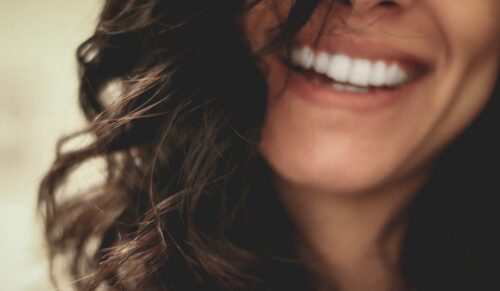 Mit positiven Gefühlen zu mehr Ausstrahlung (Foto: Lesley Juarez on Unsplash)