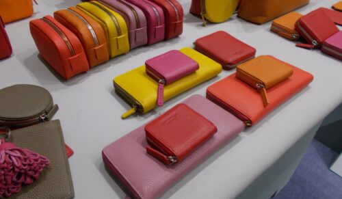 Tendence Frankfurt: Gelb avanciert im Taschenbereich zur Trendfarbe. (Foto: Chi Chi Fan/Tendence)