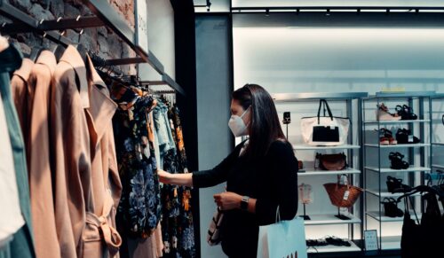 Einzelhandel in Corona-Zeiten: mit Mut und Maske (Foto: Arturo Rey/Unsplash)