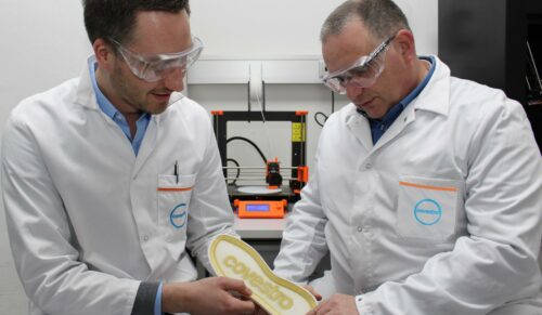Dr. Jörg Tillack (rechts) und Lukas Breuers, Digitaldruck-Spezialisten bei Covestro (Foto: Covestro)