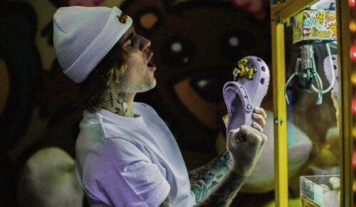 Justin Bieber wirbt für Crocs. (Foto: Crocs)