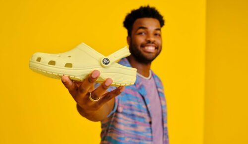 Crocs hat eine nachhaltigerer Version des Croslite Materials entwickelt. (Foto: Crocs)