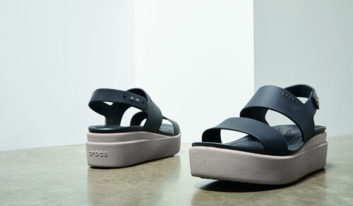 Highlight in der Kollektion von Crocs ist das Modell ’Brooklyn‘. (Foto: Crocs)