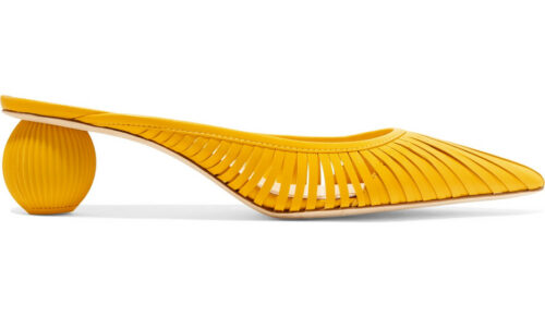 Das kalifornische Label Cult Gaia überzeugte mit skulpturalen Bambustaschen. Der extravagante Style kommt jetzt auch bei Schuhen zum Einsatz. (Foto: Cult Gaia/Net A Porter)
