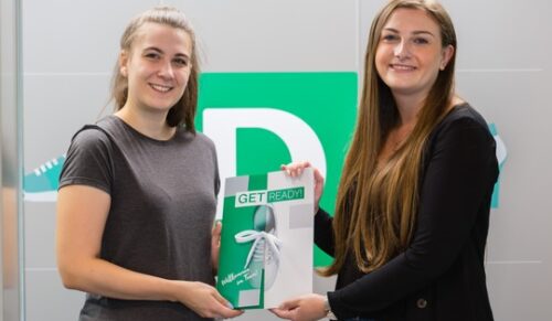 Lena Frerix (links) wird an ihrem ersten Ausbildungstag von ihrer Patin Kira Scholten aus dem 2. Ausbildungsjahr begrüßt.