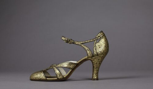 Ristspangenschuh, Europa 1931, Chevreau mit goldenen Blumenornamenten bedruckt(Foto: DLM/Murat Özkilinc)
