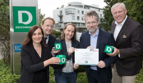 Freuen sich über die gelungene Kooperation (v.l.n.r.): Anja Krumme, Christoph Hohoff, Susann Fischer, Prof. Dr. Stefan Heinemann und Olaf Schrage. (Foto: Deichmann/Georg Lukas)
