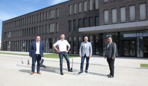 Rainer Ditzfeld, Christian Decker, Klaus Freese, Peter Bohlmann (v.l.) vor der Fabrik der Zukunft. (Foto: Desma)