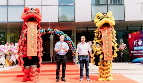 Bei der Eröffnungszeremonie begrüßten Deuter Sport GmbH-Geschäftsführer Martin Riebel und Zhu Lei, General Manager der Schwan Stabilo Outdoor Shanghai Co., Ltd., die Gäste. (Foto: Deuter)