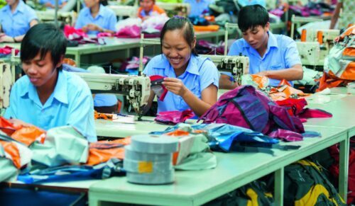Die Fair Wear Foundation zeichnete Deuter mit dem Leader Status aus. (Foto: Sigi Zang / Deuter)