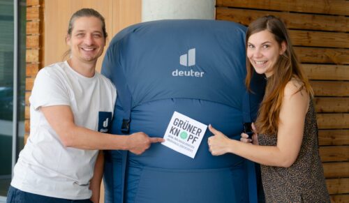 Marco Hühn, Head of Quality Management & CSR, und Josefine Berlik, Quality & CR Manager bei Deuter. (Foto: Deuter)