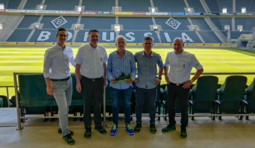 (v.l.n.r.) Philipp Havermann (Sponsoring BMG), Guido Uhle (Direktor Sponsoring BMG), Heiner van Elten (Geschäftsführer ELTEN GmbH), Jörg Boot (Kaufmännischer Leiter ELTEN GmbH) und Stephan Schippers (Geschäftsleitung BMG). (Foto: Elten)
