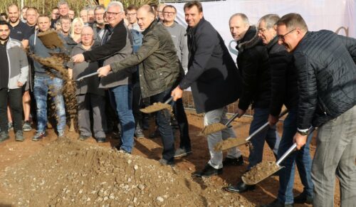 Der erste Spatenstich für die neue Produktionshalle von Fagus-GreCon (Foto: Fagus-GreCon)