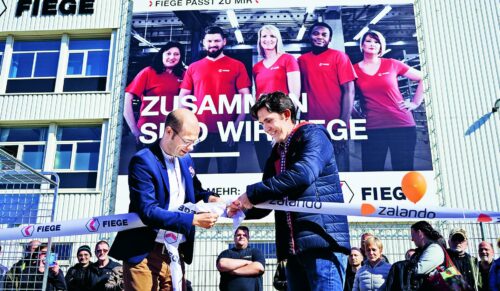 David Schröder, CFO bei Zalando, und Christoph Magelmans, Managing Director Omnichannel bei Fiege, bei der Feier zum Betriebsübergang in Brieselang im April 2019 (Foto: Fiege)