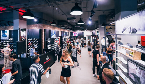 Nach einem Umbau hat Foot Locker den Store an der Frankfurter Zeil wieder eröffnet. (Foto: Themoldernway / Sascha Priesters)  