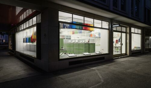 Eher Werkstatt als Ladenlokal: Im neuen Store von Freitag in Zürich legen die Kunden selbst Hand an und beteiligen sich an der Produktion ihrer Tasche.  (Foto: Roland Tännler)