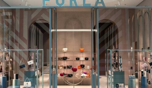 Blick in den neuen Furla Store in Dubai. (Foto: Furla)