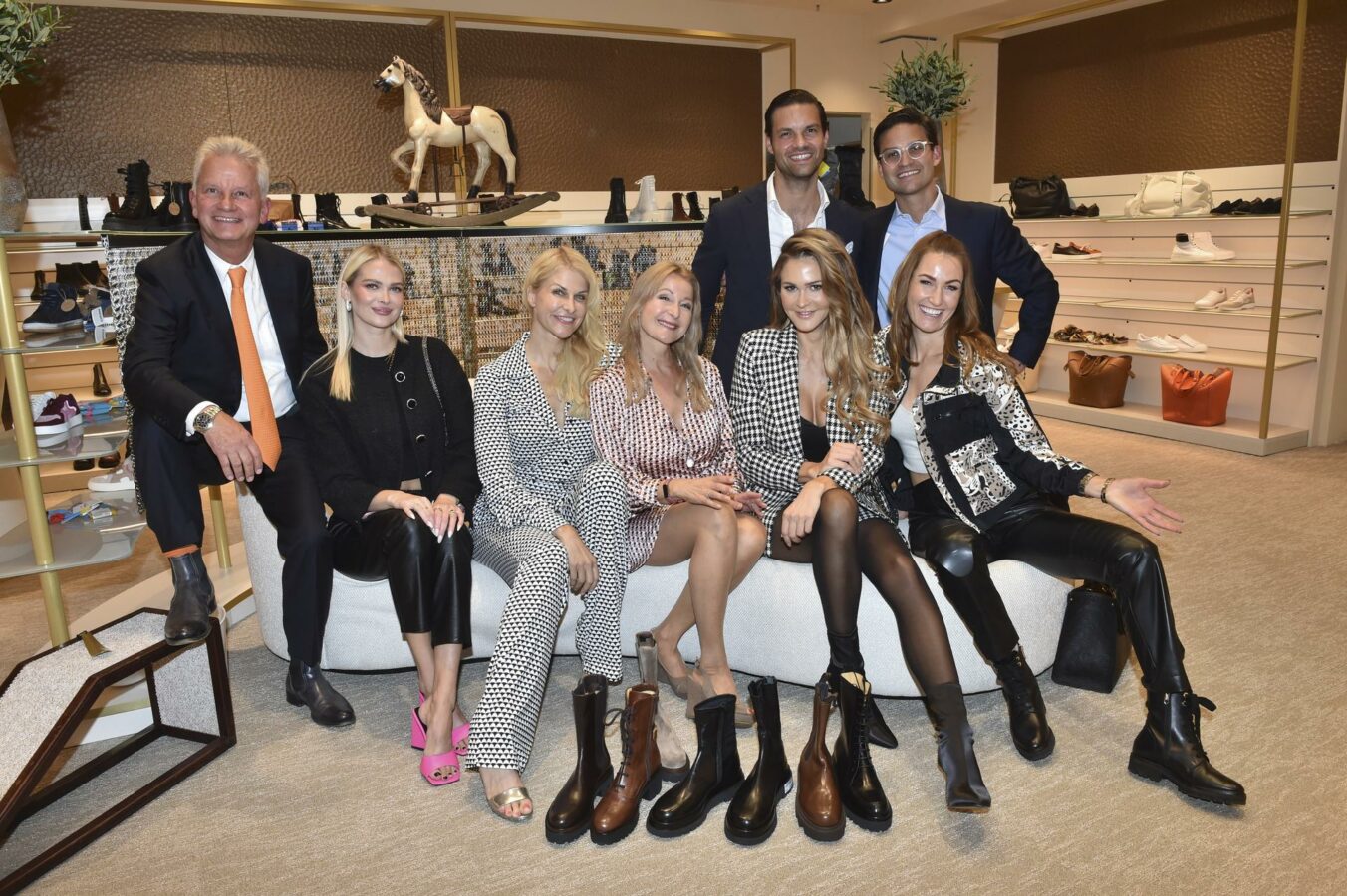 Thomas Tretter mit Söhnen Luca Tretter und Gregor Tretter, Darya Strelnikova, Natascha Grün, Barbara Osthoff, Julia Haupt und Denise Schindler (Foto: BrauerPhotos/G.Nitschke/THOMAS-Schuhe)