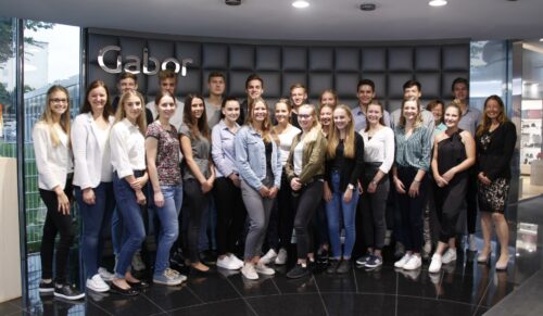 Gleich 19 neue Azubis starteten bei Gabor ins Berufsleben – hier beim Gruppenfoto mit Kollegen aus der Personalabteilung und Mitarbeitervertretung. (Foto: Gabor)