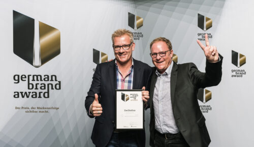 Thomas Prechtel (l.) und Oliver Steinmann wurden beim German Brand Award 2018 für ihre Schulranzenmarke DerDieDas ausgezeichnet. (Foto: DerDieDas)