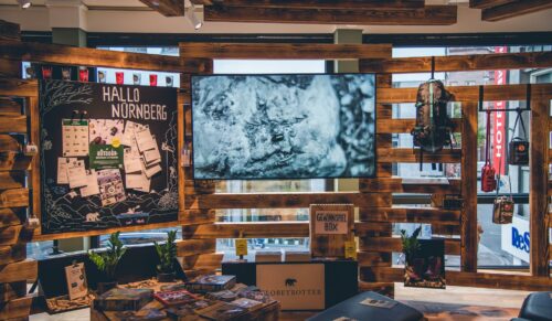 Der neue Globetrotter-Citystore in Nürnberg erinnert an eine gemütliche Berghütte. (Foto: Globetrotter)