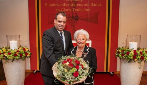 Die neue Trägerin des Bundesverdienstkreuzes mit Landrat Bohlmann. (Foto: Dodenhof)