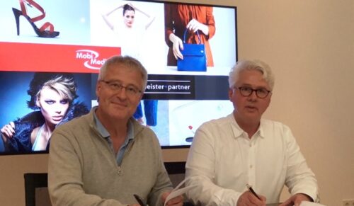 Hannes Rambold (li.) und Christoph Schwarzl, H&P, bei der Vertragsunterzeichnung. (Foto: Rambold)